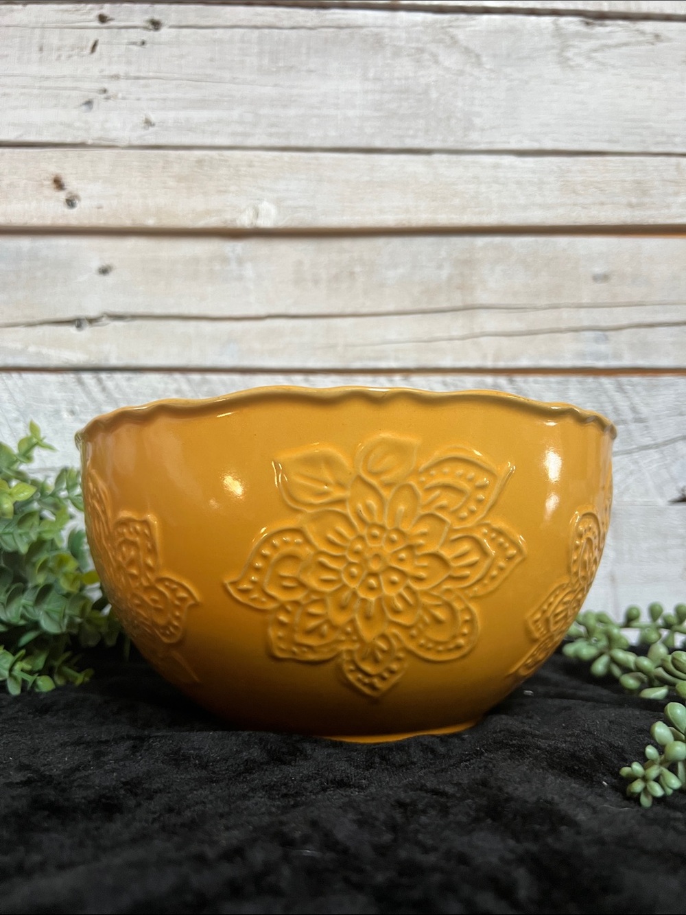 Pioneer Woman Yellow Floral Burst 8” serving bowl